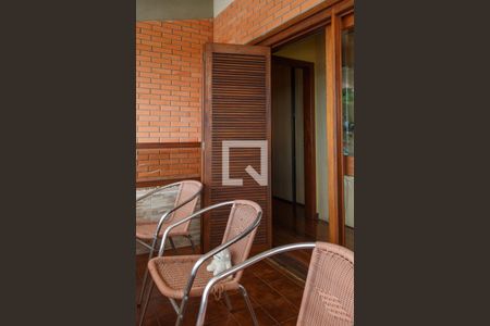 Casa à venda com 367m², 4 quartos e 2 vagas Casa à venda com 367m², 4 quartos e 2 vagasVaranda da Suite