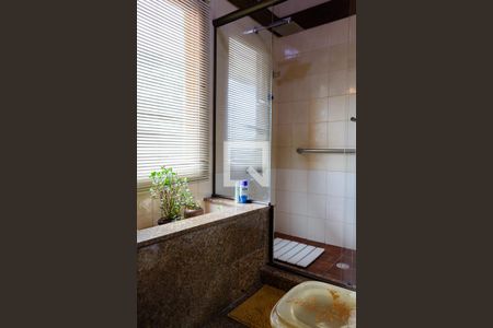 Casa à venda com 367m², 4 quartos e 2 vagas Casa à venda com 367m², 4 quartos e 2 vagasBanheiro da Suíte