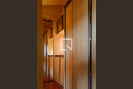 Casa à venda com 367m², 4 quartos e 2 vagas Casa à venda com 367m², 4 quartos e 2 vagasCloset da suíte