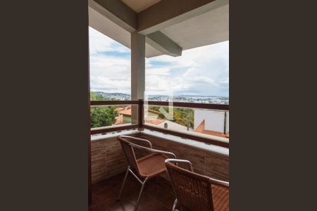 Casa à venda com 367m², 4 quartos e 2 vagas Casa à venda com 367m², 4 quartos e 2 vagasVaranda da Suite