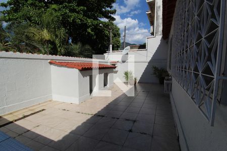 Casa à venda com 237m², 2 quartos e 3 vagasQuintal da frente da casa conta com canil