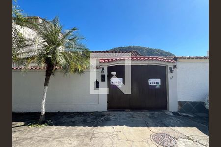 Casa à venda com 237m², 2 quartos e 3 vagas Casa à venda com 237m², 2 quartos e 3 vagasFachada
