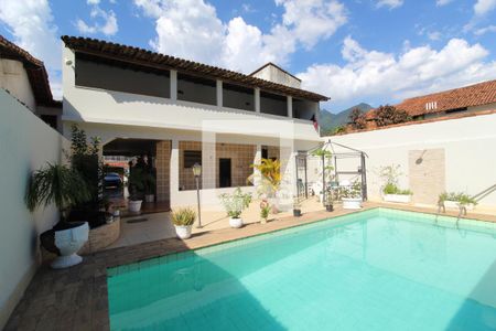 Casa à venda com 237m², 2 quartos e 3 vagasFundos da casa
