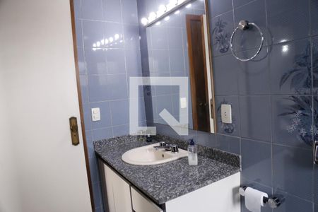 Casa à venda com 100m², 3 quartos e 3 vagasBanheiro da Suíte