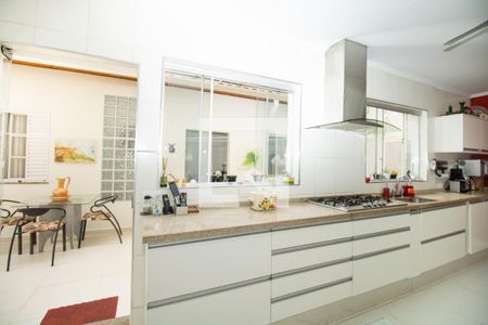 Casa à venda com 345m², 4 quartos e 3 vagas Casa à venda com 345m², 4 quartos e 3 vagasCozinha -cooktop, coifa, pia, armários