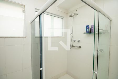Casa à venda com 345m², 4 quartos e 3 vagas Casa à venda com 345m², 4 quartos e 3 vagasBanheiro master, box blindex e ducha