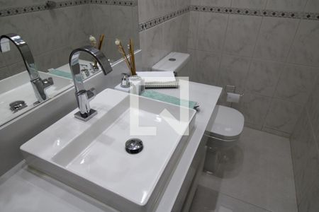 Casa à venda com 240m², 4 quartos e 2 vagasBanheiro 1