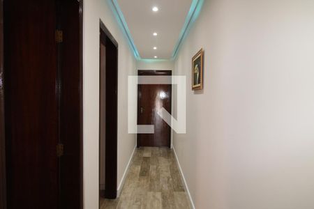 Casa à venda com 240m², 4 quartos e 2 vagasCorredor