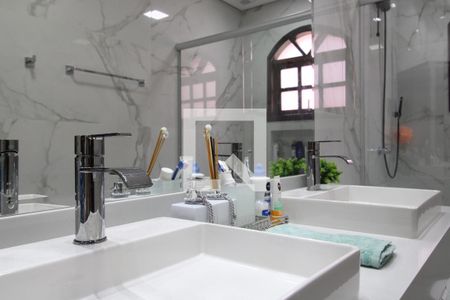 Casa à venda com 240m², 4 quartos e 2 vagasBanheiro da Suíte