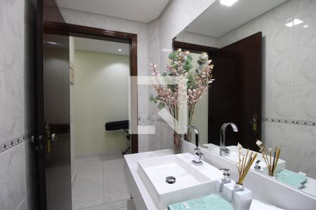 Casa à venda com 240m², 4 quartos e 2 vagasBanheiro 1