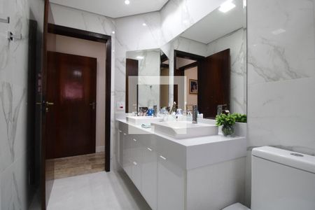 Casa à venda com 240m², 4 quartos e 2 vagasBanheiro da Suíte