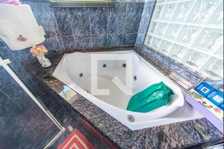 Casa à venda com 234m², 3 quartos e 4 vagasBanheiro do Quarto 2