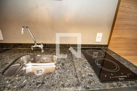 Cozinha, cooktop e pia  de kitnet/studio para alugar com 1 quarto, 24m² em Vila Olímpia, São Paulo