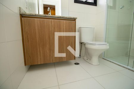 Banheiro, armário e louça sanitária  de kitnet/studio para alugar com 1 quarto, 24m² em Vila Olímpia, São Paulo