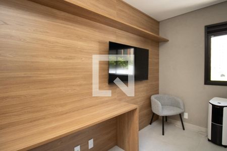 Sala, mesa de escritório e TV  de kitnet/studio para alugar com 1 quarto, 24m² em Vila Olímpia, São Paulo
