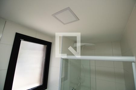 Banheiro, box, chuveiro e janela  de kitnet/studio para alugar com 1 quarto, 24m² em Vila Olímpia, São Paulo