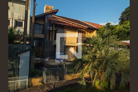 Casa à venda com 300m², 4 quartos e 2 vagas Casa à venda com 300m², 4 quartos e 2 vagasFachada