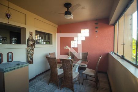 Casa à venda com 300m², 4 quartos e 2 vagas Casa à venda com 300m², 4 quartos e 2 vagasÁrea comum - Churrasqueira