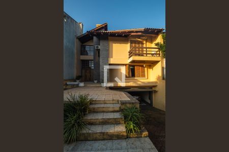 Casa à venda com 300m², 4 quartos e 2 vagas Casa à venda com 300m², 4 quartos e 2 vagasFachada