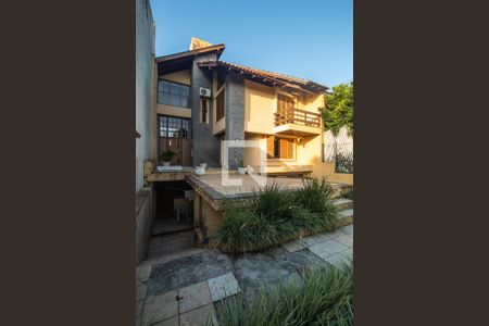 Casa à venda com 300m², 4 quartos e 2 vagas Casa à venda com 300m², 4 quartos e 2 vagasFachada