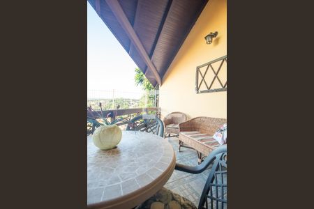 Casa à venda com 300m², 4 quartos e 2 vagas Casa à venda com 300m², 4 quartos e 2 vagasVaranda