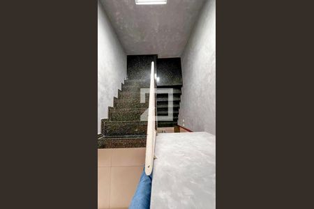 Casa à venda com 225m², 5 quartos e 3 vagas Casa à venda com 225m², 5 quartos e 3 vagasEscada