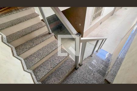 Casa à venda com 225m², 5 quartos e 3 vagas Casa à venda com 225m², 5 quartos e 3 vagasEscada