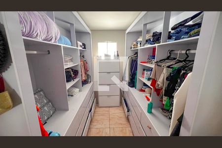 Casa à venda com 225m², 5 quartos e 3 vagas Casa à venda com 225m², 5 quartos e 3 vagasCloset