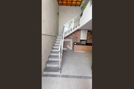 Casa à venda com 225m², 5 quartos e 3 vagas Casa à venda com 225m², 5 quartos e 3 vagasEscada