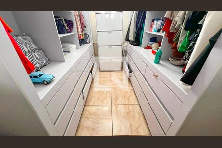 Casa à venda com 225m², 5 quartos e 3 vagas Casa à venda com 225m², 5 quartos e 3 vagasCloset