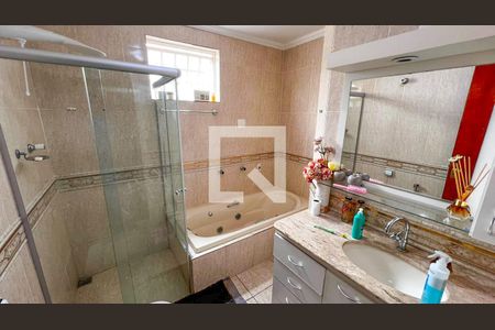 Casa à venda com 225m², 5 quartos e 3 vagas Casa à venda com 225m², 5 quartos e 3 vagasBanheiro