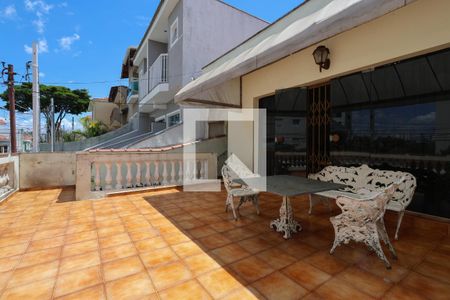 Casa à venda com 280m², 2 quartos e 2 vagas Casa à venda com 280m², 2 quartos e 2 vagasTerraço