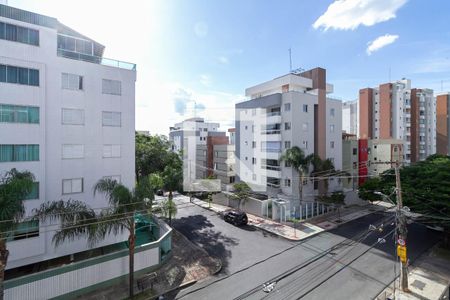 Apartamento à venda com 212m², 4 quartos e 2 vagas Apartamento à venda com 212m², 4 quartos e 2 vagasVista da varanda do quarto 2