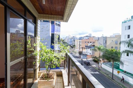 Apartamento à venda com 212m², 4 quartos e 2 vagas Apartamento à venda com 212m², 4 quartos e 2 vagasVaranda do quarto 2