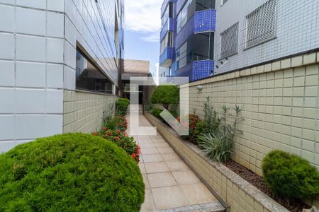 Apartamento à venda com 212m², 4 quartos e 2 vagas Apartamento à venda com 212m², 4 quartos e 2 vagasEntrada