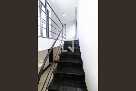 Apartamento à venda com 212m², 4 quartos e 2 vagas Apartamento à venda com 212m², 4 quartos e 2 vagasEscada
