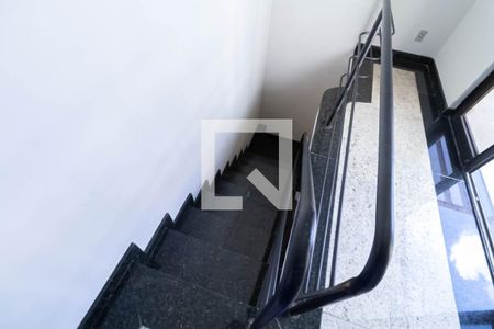 Apartamento à venda com 212m², 4 quartos e 2 vagas Apartamento à venda com 212m², 4 quartos e 2 vagasEscada