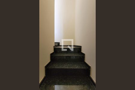 Apartamento à venda com 145m², 3 quartos e 2 vagas Apartamento à venda com 145m², 3 quartos e 2 vagasEscada