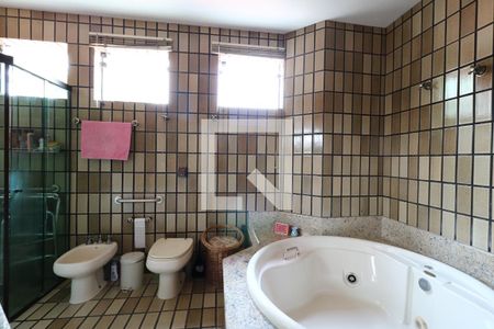 Casa à venda com 300m², 4 quartos e 4 vagasBanheiro da Suíte