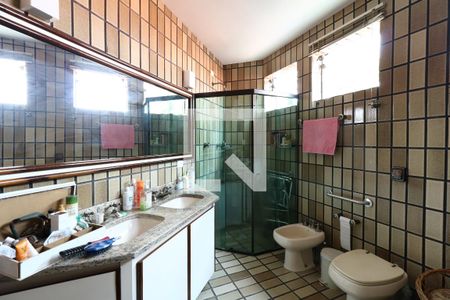 Casa à venda com 300m², 4 quartos e 4 vagasBanheiro da Suíte