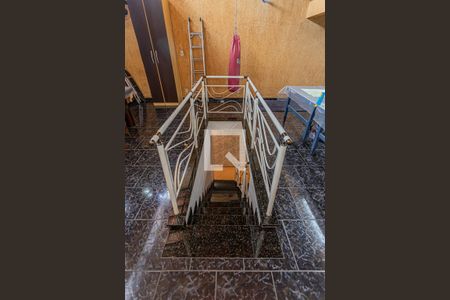 Casa para alugar com 243m², 3 quartos e 6 vagas Casa para alugar com 243m², 3 quartos e 6 vagasEscada