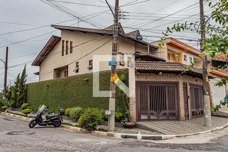 Casa para alugar com 243m², 3 quartos e 6 vagas Casa para alugar com 243m², 3 quartos e 6 vagasFachada