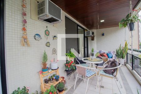 Apartamento à venda com 141m², 4 quartos e 2 vagas Apartamento à venda com 141m², 4 quartos e 2 vagasVaranda