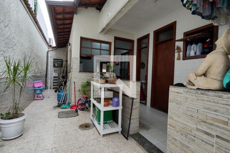 Casa de condomínio à venda com 169m², 4 quartos e 2 vagasQuintal