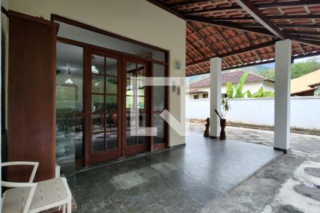 Casa de condomínio à venda com 169m², 4 quartos e 2 vagasFachada 