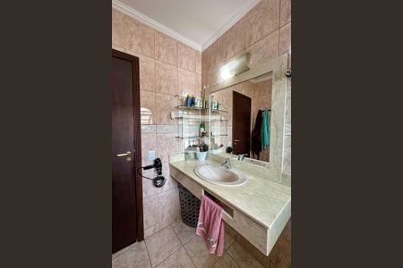 Casa à venda com 340m², 3 quartos e 4 vagasBanheiro da Suíte 2