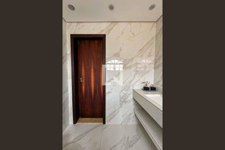 Casa à venda com 340m², 3 quartos e 4 vagasBanheiro da Suíte 1