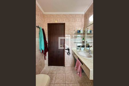 Casa à venda com 340m², 3 quartos e 4 vagasBanheiro da Suíte 2