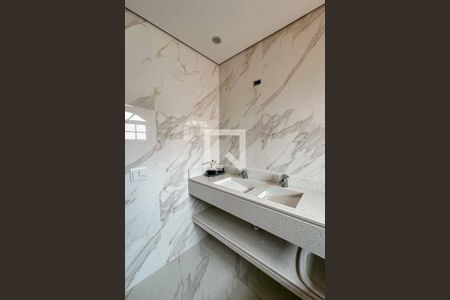 Casa à venda com 340m², 3 quartos e 4 vagasBanheiro da Suíte 1