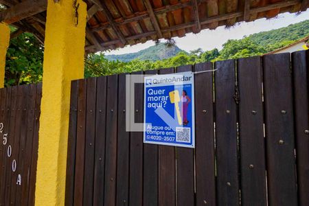 Casa à venda com 890m², 3 quartos e 5 vagas Casa à venda com 890m², 3 quartos e 5 vagasPlaquinha